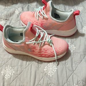 Geers by Dream Seek Tennis Shoes, Grils Size 4 never used